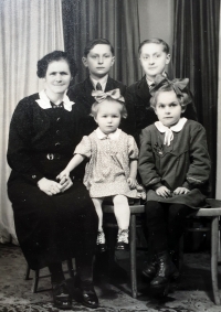 Ota Nalezinek (stojící vlevo) se sourozenci a babičkou