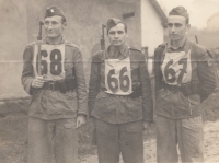 Oblastní kriminální družstvo Tábor při soutěži, Josef Olšaník vpravo, 1946