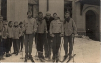 Eliška s nejlepšími kamarádkami, zleva Věra Hurychová, Karin Ratajová, Věra Kaldová, Krkonoše - vila Duncan, školní lyžařský výcvik, 1958