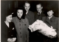 Křtiny Elišky 25. dubna 1944, zleva babička Eliška Dubová, matka, otec, kmotra Alena Cejnarová s manželem, evangelický kostel Praha-Vinohrady