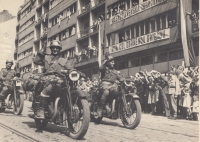 Návrat z války, přehlídka 30. května 1945, Praha, Národní třída
