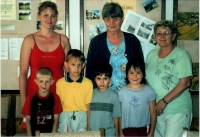 Končící a začínající ředitelky mateřské školy a děti - prvňáčci, Zahrádky, červen 1995