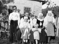 rodinná fotografia Kristíny Koníkovej - rodičia a súrodenci. Kristína je dievčatko pred otcom. Približne v tomto veku nosila správy a chlieb partizánom spolu so svojím psíkom. 