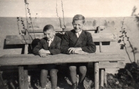 Vladimír Dvořáček se starším bratrem, rok 1943 