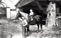 Václav Bruna (na koni) s bratrem Janem v Zámrsku na statku  (1953)