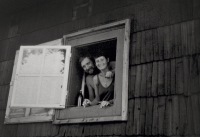 Václav Bruna s manželkou Ludmilou v okně jejich roubenky (80. léta 20. století)