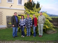 Eliška uprostřed s týmem, místostarosta, pracovnice regionu, pracovnice obecního úřadu, Zahrádky u České Lípy, červen 2006