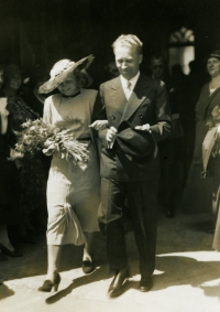 His parents’ wedding - Václav M. Havel and Božena, née Vavrečková (1935)