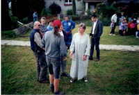 Zahájení Mezinárodního řezbářského sympozia, Eliška vpředu s řezbáři, Zahrádky, 2000