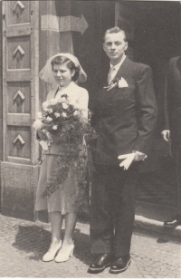 Svatba Jiřiny Flurové a Antonína Masného na obecním úřadě, 2. 7. 1955