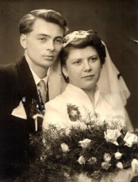 Svatba Jiřiny Flurové a Antonína Masného v kostele v Ostravě-Hrušově, 2. 7. 1955