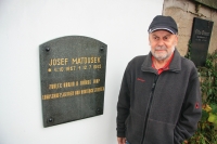 Otokar Simm in 2015 in Oldřichov in Háje at the memorial plaque dedicated to the author of the famous Matoušek map