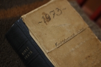 Bible, kterou měl Oldřich Kothbauer s sebou ve vězení, nadepsána jeho vězeňským číslem 1973