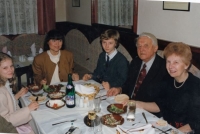 Eva Koudelková s rodiči a dětmi, 1995