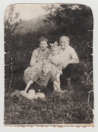 Pamätníkov starý otec František s manželkou a dvoma z ich detí. 