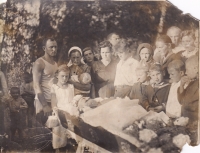 Death of Alexandr Švihlík, Evžen's grandfather,1937 – 1938. From the left: Viktor Švihlík, Naděžda Švihlíková and their children, further on sisters Viktora Zina, Ola and Saša, and their children in unknown order.