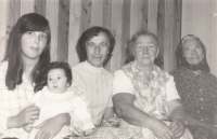 Pět generací - Marie Podařilová (uprostřed) se svou matkou, babičkou, dcerou a vnučkou (cca 1980)