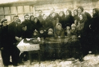 Death of the grandmother, Julie Švihlíková, née, Kvardová, circa 1935, photographed at the house of grandma and grandpa which was located off Rožděstveno na samotě, From the left: Viktor Švihlík, Josef Švihlík (with moustache). Children at the casket, from the right: Evžen, Kolja a Věra (children of Josef Švihlík), further left, children of other relatives and at the back, the rest of the family.  Second from right, Helena Švihlíková, above her, Naděžda Švihlíková