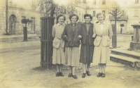 Marie Podařilová (zweite von rechts) mit ihren Freundinnen in Bystřice (1954)