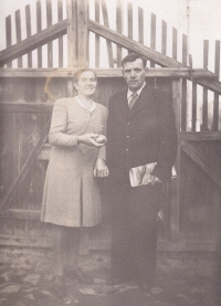 The Lubenec community, at the Kinšta house, Helena and Josef Švihlík visiting Josef's sister. 1949 
