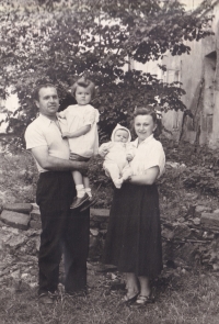 Jiřina Hájná a Boris Hajný s dcerami, 1951