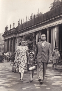 The Hajnýs with their daughter at colonade in Karlovy Vary