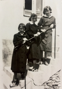 Věra Suchopárova (vpravo) v dobách studia