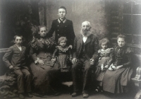 Srba family from Český Straklov from the first generation of immigrants (1900). Family of Věra Suchopárová's mother (probably the eldest daughter in the middle) 