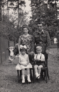 Karel Fiedor s manželkou Ernou, synem Stanislavem a dcerou Lýdií / Třinec / první polovina 60. let