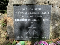 Pamätná tabuľa v Stranianke (Kuneradská dolina) na mieste, kde v auguste 1942 slúžil omše Jozef Tiso. Adolf Slamka mu miništroval