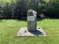 Pietne miesto – pamätník vypálenia poľovníckej chaty grófa Ballestrema na Slatinách. Komando Edelweiss prepadlo chatu, kde sídlila partizánska skupina Suvorov veliteľa I. V. Klokova