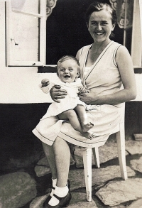 Jan Kopeček with his mother. 1934