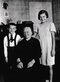 Jaroslav Květina se sestrou a babičkou, 1936