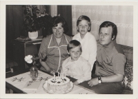 Jaroslav s rodičmi a bratom, rok 1978.