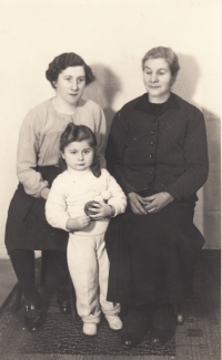 Jitka Hofmanová with mother Josefa and grandmother Bohumila 