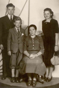 Naděžda Švihlíková with her children Jindra, Libuše, and Valentin.