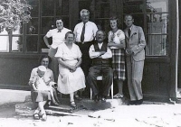 Rodina Nowotny; dítě je Jan Kopeček se svou matkou Marií, 1938 