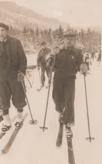 Skiing in Krkonoše Mountains before the war 