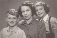 Neúplná rodina Kořínkova; tento a několik dalších snímků pořízeny dědečkem a fotografem Adolfem Štěpánkem v době, kdy byl otec rodiny vězněn