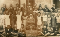 Václav Kouklík with his class, Herálec 1921
