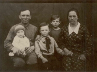 Viktor Švihlík with his wife Naděžda and children, Jindra, Libuše, and Valentinem in Volhynia. Circa 1938