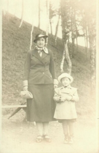 Vlasta Kouklíková s dcerou Vlastou na procházce v Polné, 1934