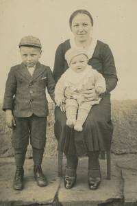 Zdeněk Brom (vlevo) s rodinou