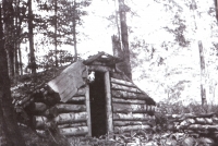 Partizánsky bunker pri vyhorenej poľovníckej chate na Slatinách v Kuneradskej doline, v ktorej sídlila jednotka Suvorov veliteľa I. V. Klokova 