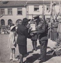 Předání československého válečného kříže 1939 Oldřichu Kohtbauerovi po jeho smrti, udělena Josefe a Jitce Kothbauerové v roce 1945 v Tišnově