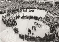 Kladení věnců během pietní akce k uctění památky smrti Jana Palacha, 25. 1. 1969, Brno