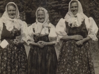 Takto chodívaly oblečené ženy na Valašsku v době mládí Jaroslava Vaška. Uprostřed je jeho matka.