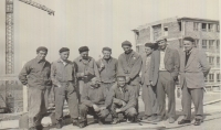 Jaroslav Vašek je třetí zleva. Na snímku je se svými kolegy  z podniku Tesla. 60. léta 20. století.