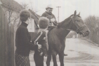 Ivan Martin Jirous se musel ze Staré Říše jezdit každý den hlásit na služebnu do Telče, vzdálené 11 kilometrů, a aby nemusel chodit pěšky, jezdil na koni. V popředí fotografie maminka pamětnice, Karla Florianová, s dcerou.
