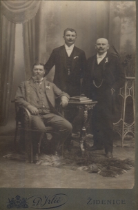 Jonáš Florian (uprostřed), pradědeček pamětnice